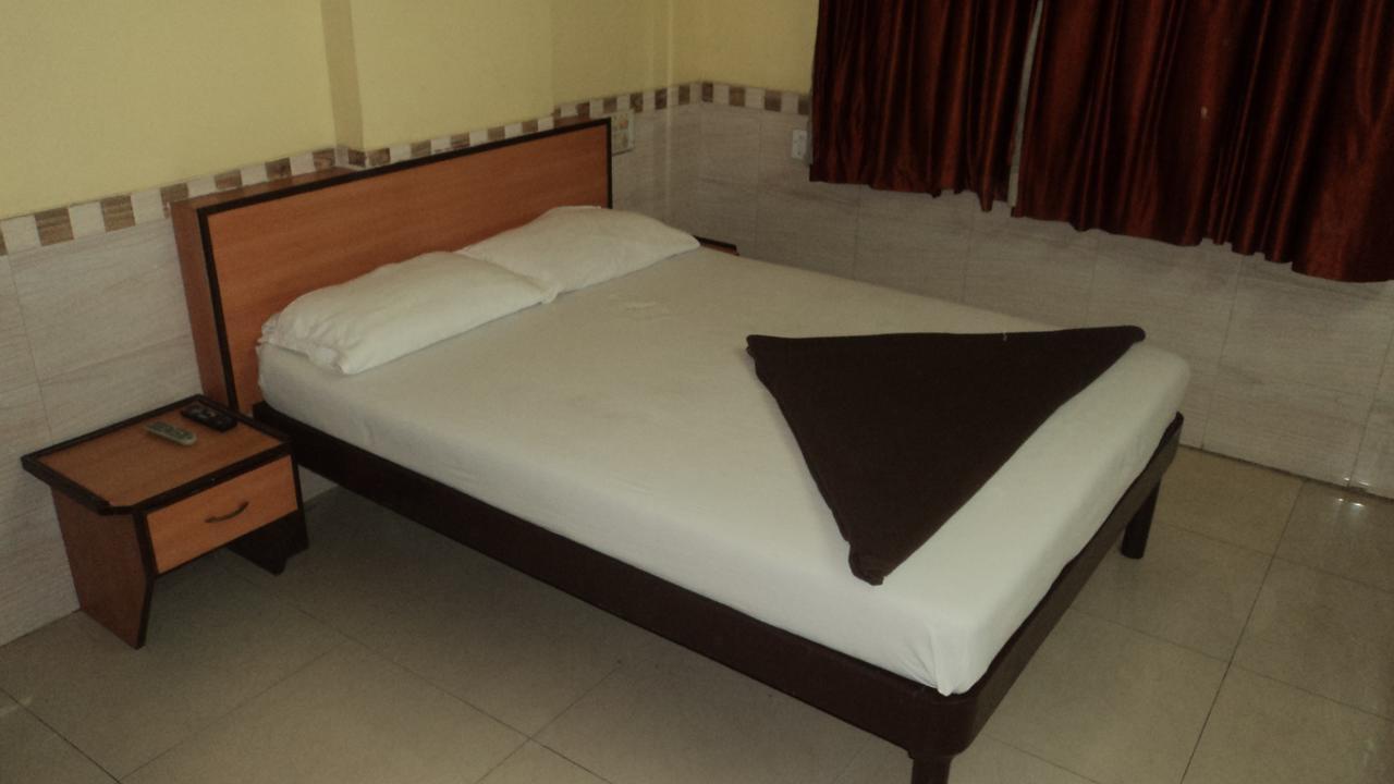 Girija Payyade Hotel Kalyan Ngoại thất bức ảnh