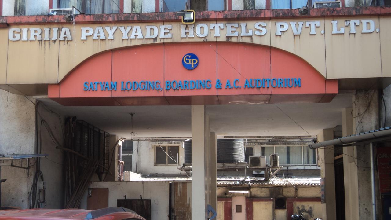 Girija Payyade Hotel Kalyan Ngoại thất bức ảnh