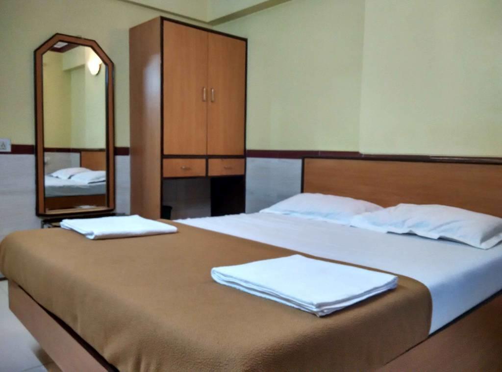 Girija Payyade Hotel Kalyan Ngoại thất bức ảnh