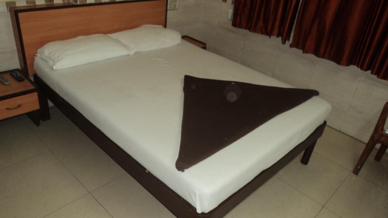Girija Payyade Hotel Kalyan Ngoại thất bức ảnh